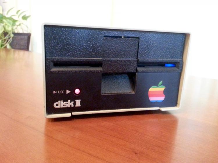 Retro Apple Floppy Drive Made Into a Working Blu-Ray Drive - Apple Disk II Blu-Ray Drive