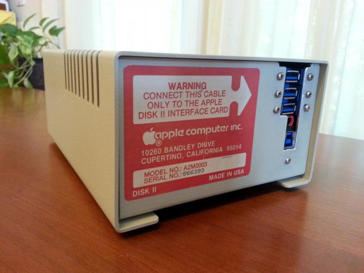 Retro Apple Floppy Drive Made Into a Working Blu-Ray Drive - Apple Disk II Blu-Ray Drive