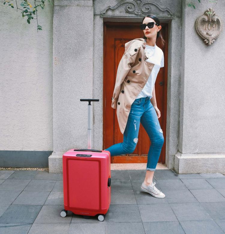 Cowarobot autonomous smart luggage - Robot luggage that follows you around