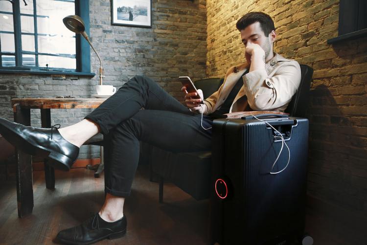 Cowarobot autonomous smart luggage - Robot luggage that follows you around