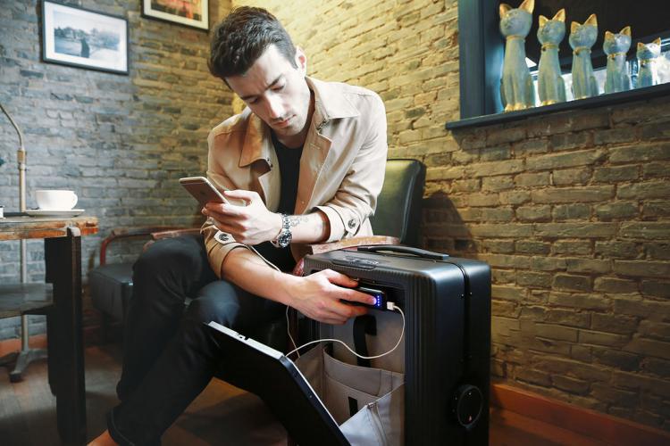 Cowarobot autonomous smart luggage - Robot luggage that follows you around