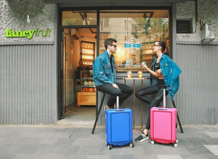 Cowarobot autonomous smart luggage - Robot luggage that follows you around