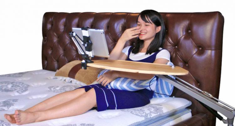 RoomyRoc Mobile Laptop Desk Lets You Lounge While You Work - Lounge/stand work desk