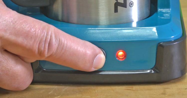 Makita Ultra-rugged  portable job site coffee maker is powered by power tool batteries - Construction site coffee maker