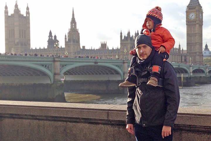 Saddle Baby - Hand Free Child Shoulder Carrier - Hands free shoulder rider