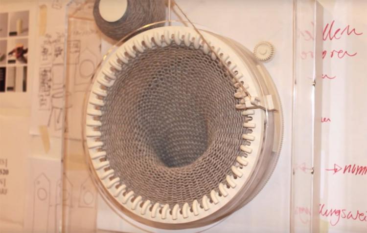 Scarf Knitting Clock - Grandfather scarf knitting clock creates 2-meter long scarf each year