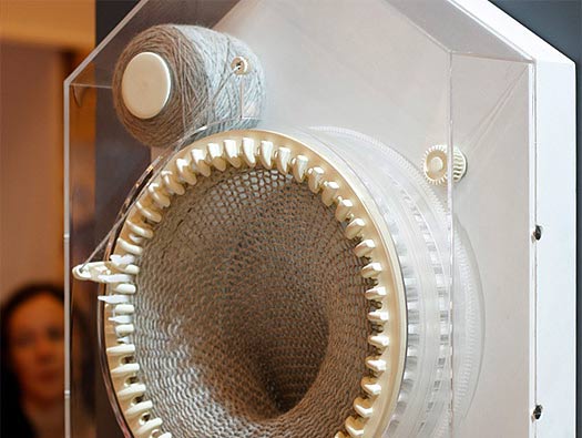 Scarf Knitting Clock - Grandfather scarf knitting clock creates 2-meter long scarf each year
