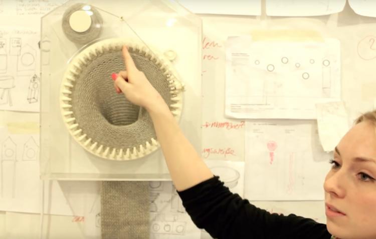 Scarf Knitting Clock - Grandfather scarf knitting clock creates 2-meter long scarf each year