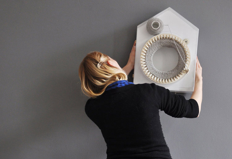Scarf Knitting Clock - Grandfather scarf knitting clock creates 2-meter long scarf each year