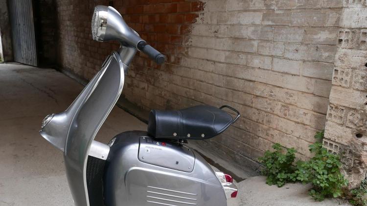 Self-Balancing Mono-Wheel Scooter Made To Look Like a Vespa - Retro Italian Vespa Scooter One Wheel