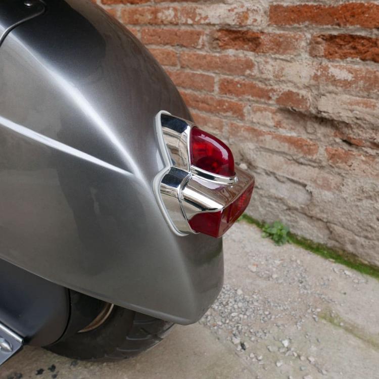 Self-Balancing Mono-Wheel Scooter Made To Look Like a Vespa - Retro Italian Vespa Scooter One Wheel