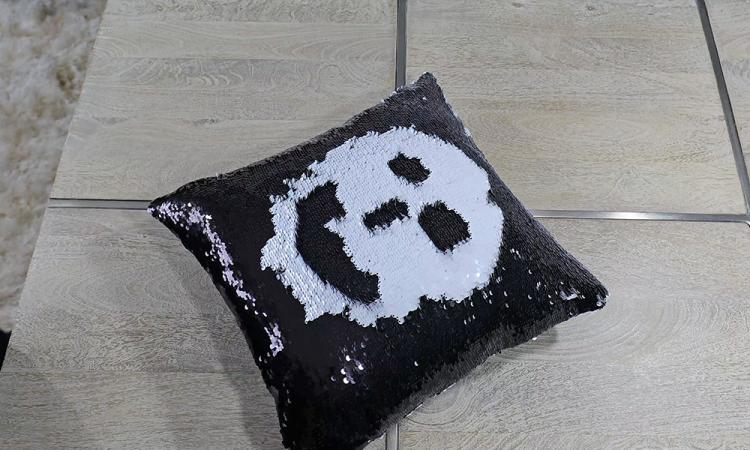 Sequin Pillows Let You Draw Anything On Them - Drawable pillows