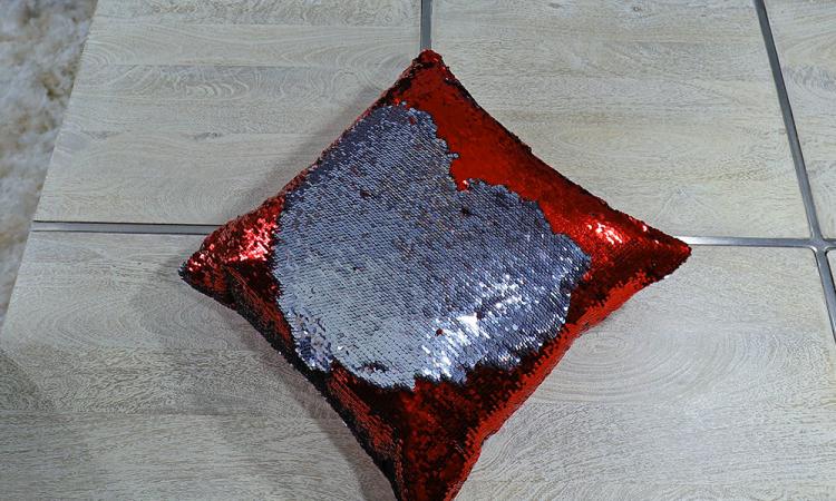 Sequin Pillows Let You Draw Anything On Them - Drawable pillows