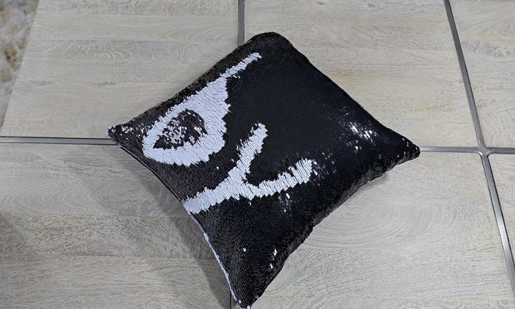 Sequin Pillows Let You Draw Anything On Them - Drawable pillows