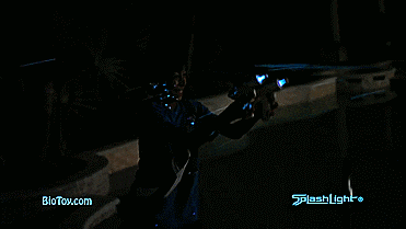 Splashlight Squirt Gun - Water Shoots Out Glowing Water - Glow in the dark water squirt gun