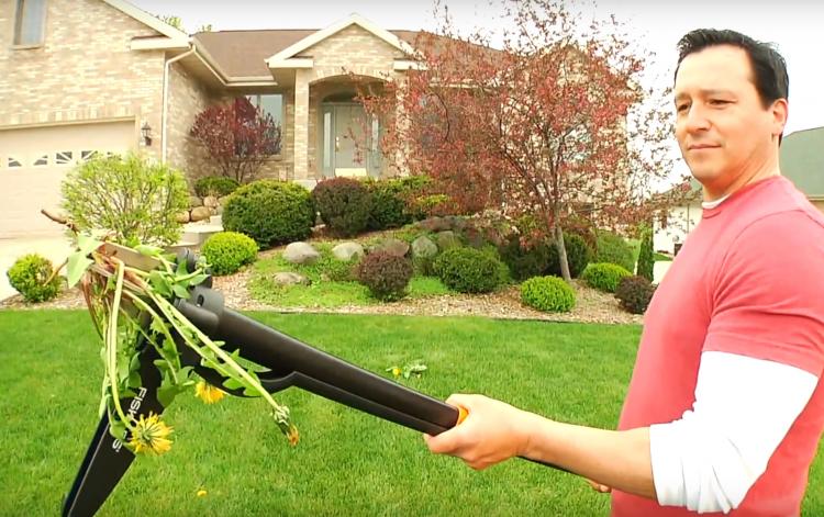 Stand-Up Weed Puller Removes Weeds Instantly From The Roots - Fiskars standing weed remover