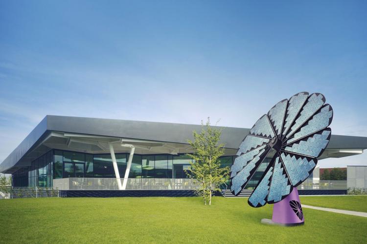 Sun-Tracking Smart Flower Shaped Solar Power Solution - Solar Tree