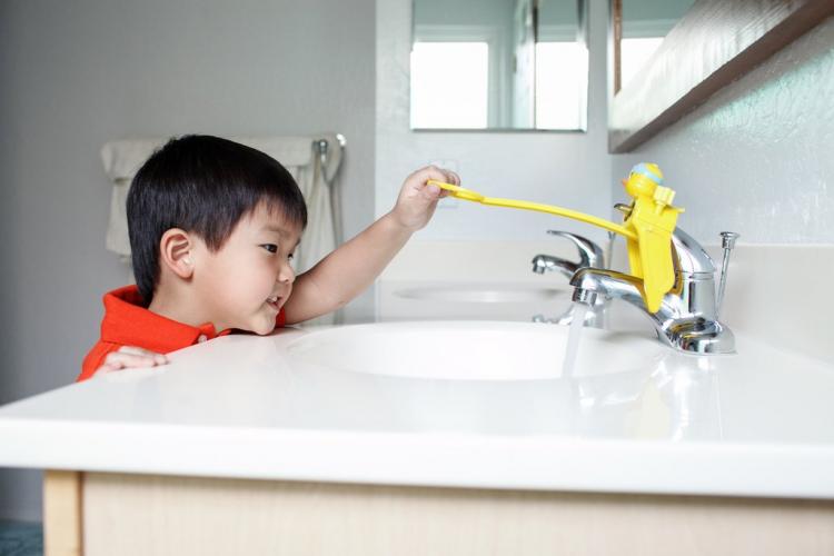 Aqueduck Faucet Handle Extender Helps Kids Reach The Faucet