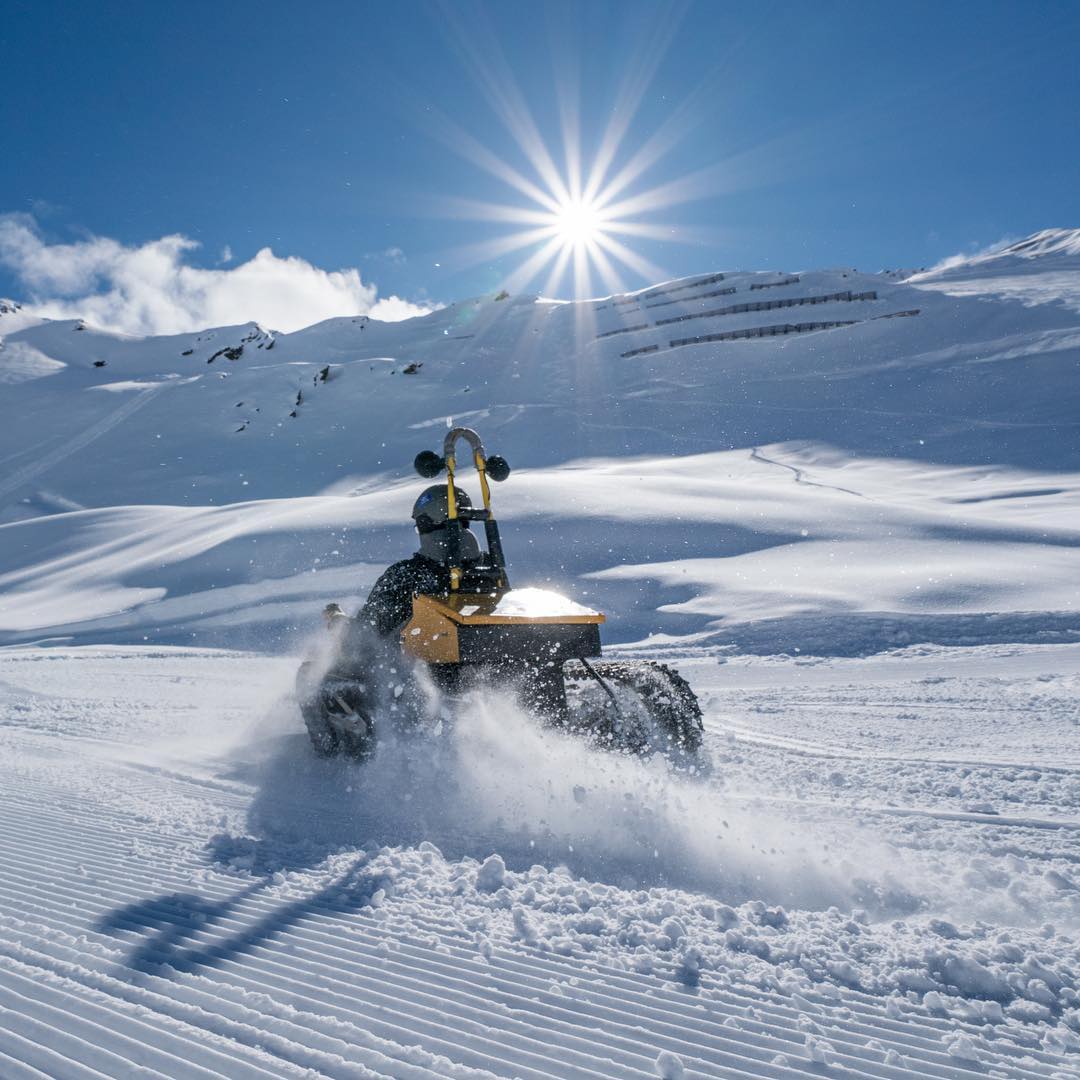 Bobsla Is a Winter E-Vehicle That's Part Go-Kart, Part Snowmobile, and It Drifts