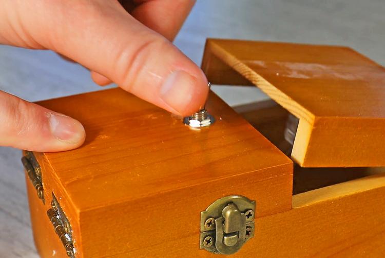 The Useless Box - A wooden prank box that turns itself off