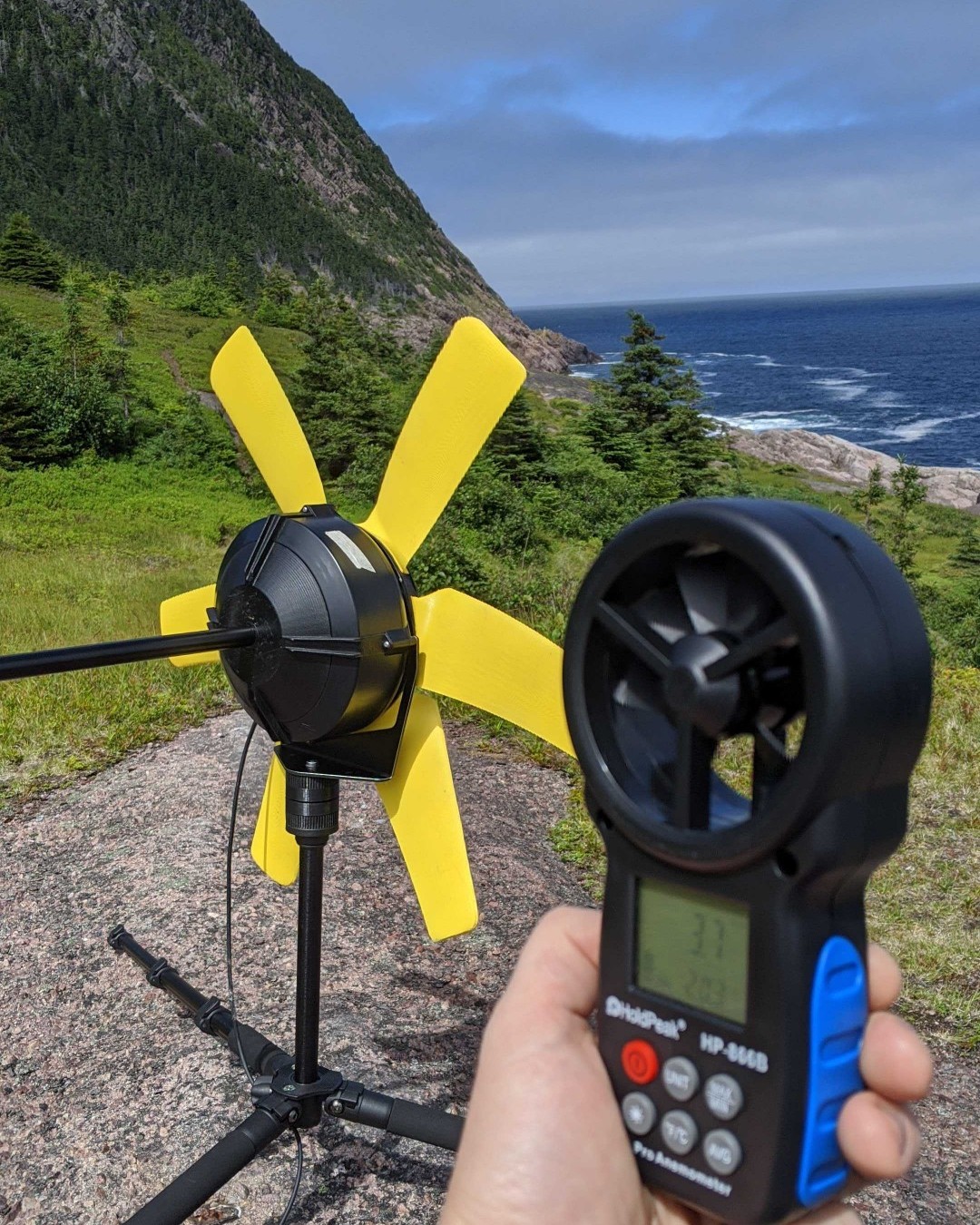 Waterlily water turbine - Off-grid wind and water turbine
