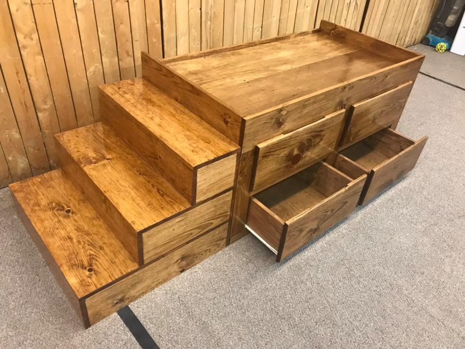 King Bed Has Built In Stairs Along With Extra Space At The End Of It For Your Dogs - Wooden king bed with space for dogs