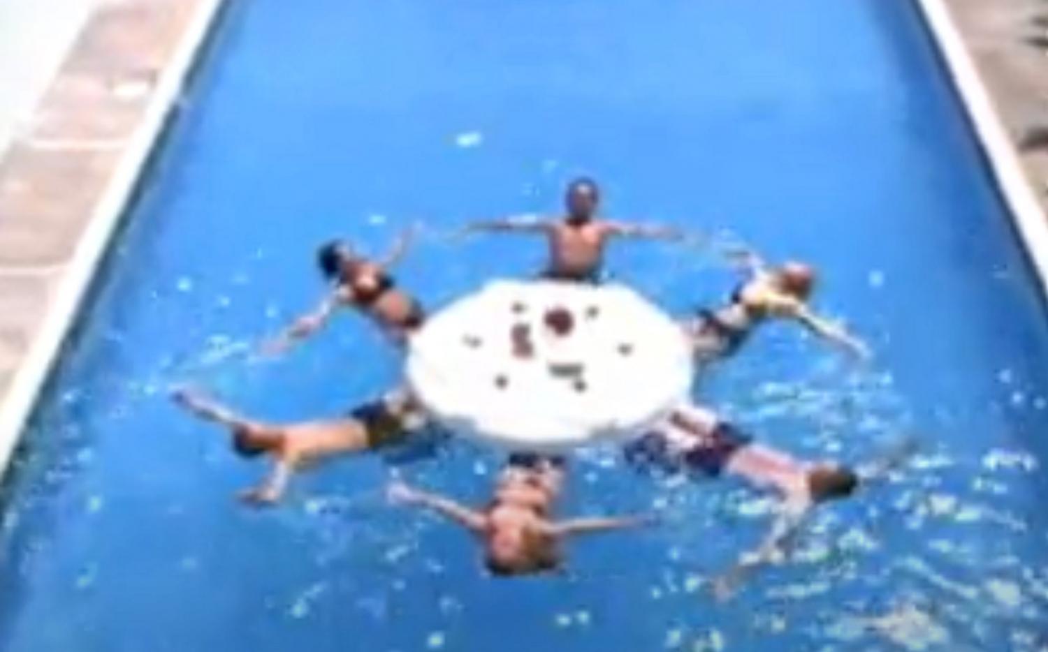 Aquapub Floating Bar Table Seats 6 people