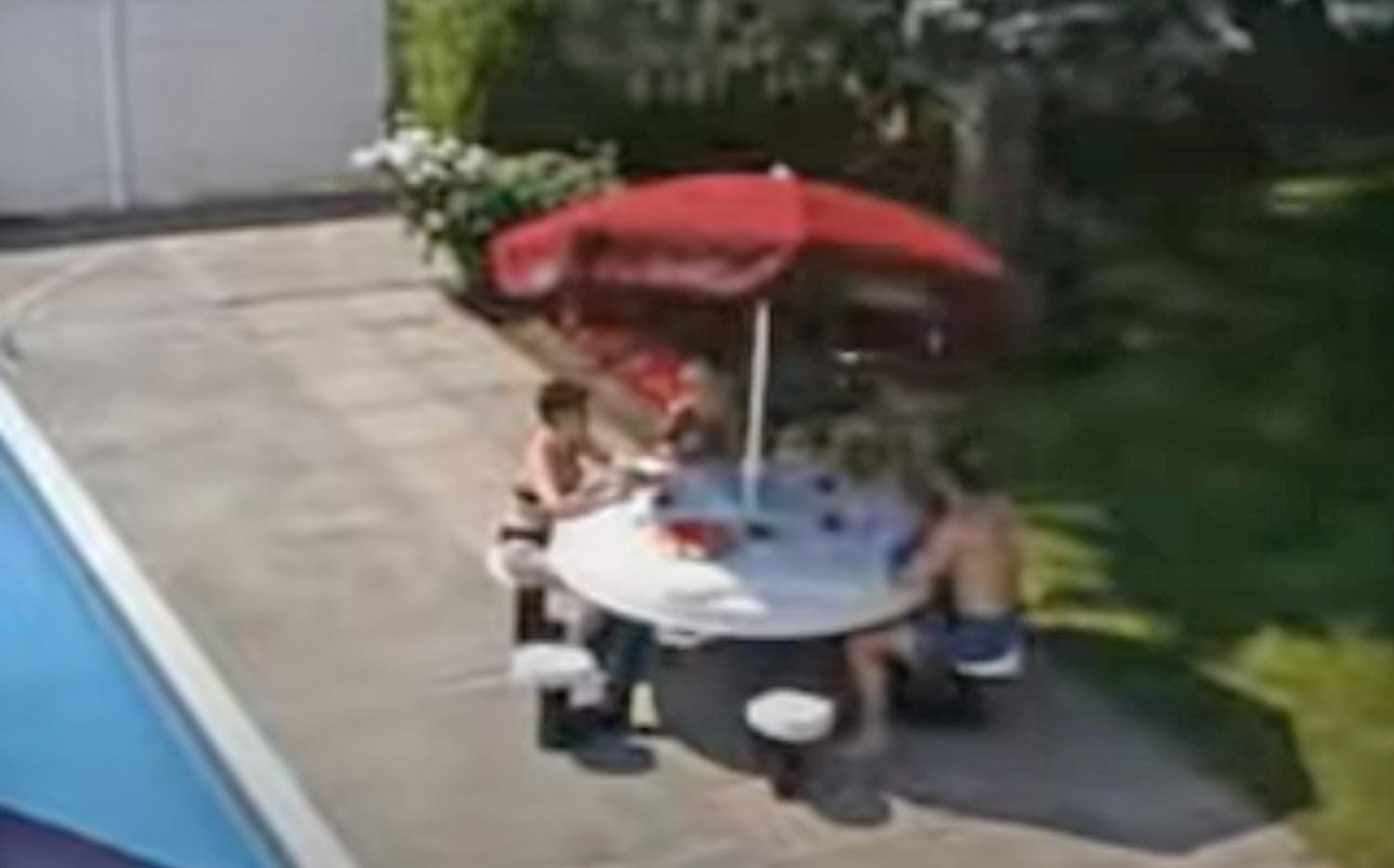 Aquapub Floating Bar Table Seats 6 people