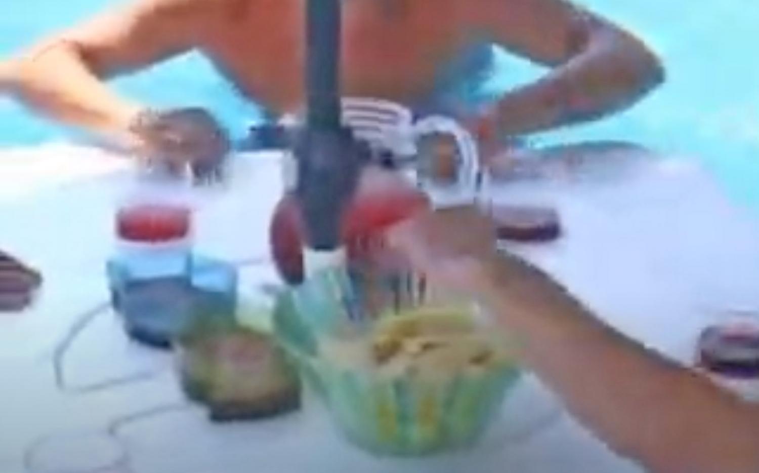 Aquapub Floating Bar Table Seats 6 people
