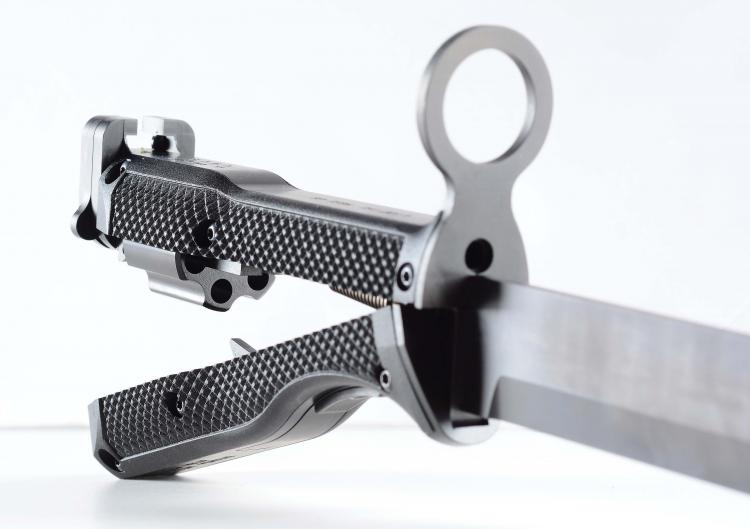 This Bayonet Knife Hides a Secret Revolver Inside Of It - Revolver bayonet