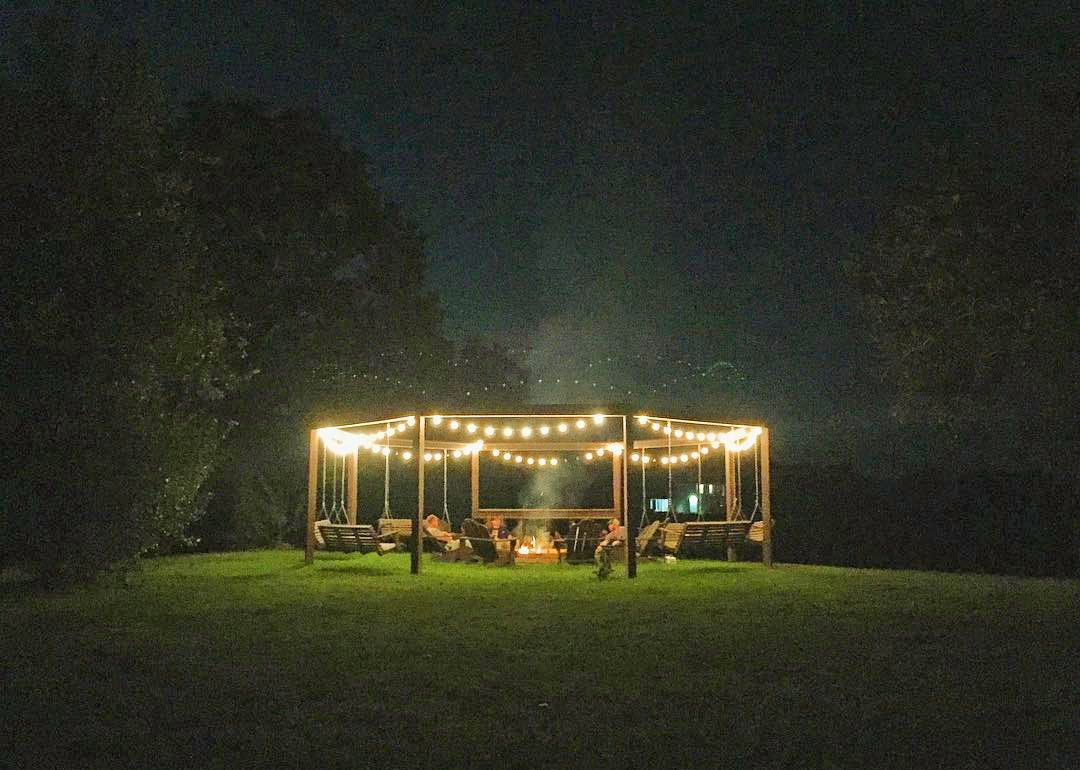 DIY Backyard Pergola With Swings - Wooden Fire Pit Pergola With Swings