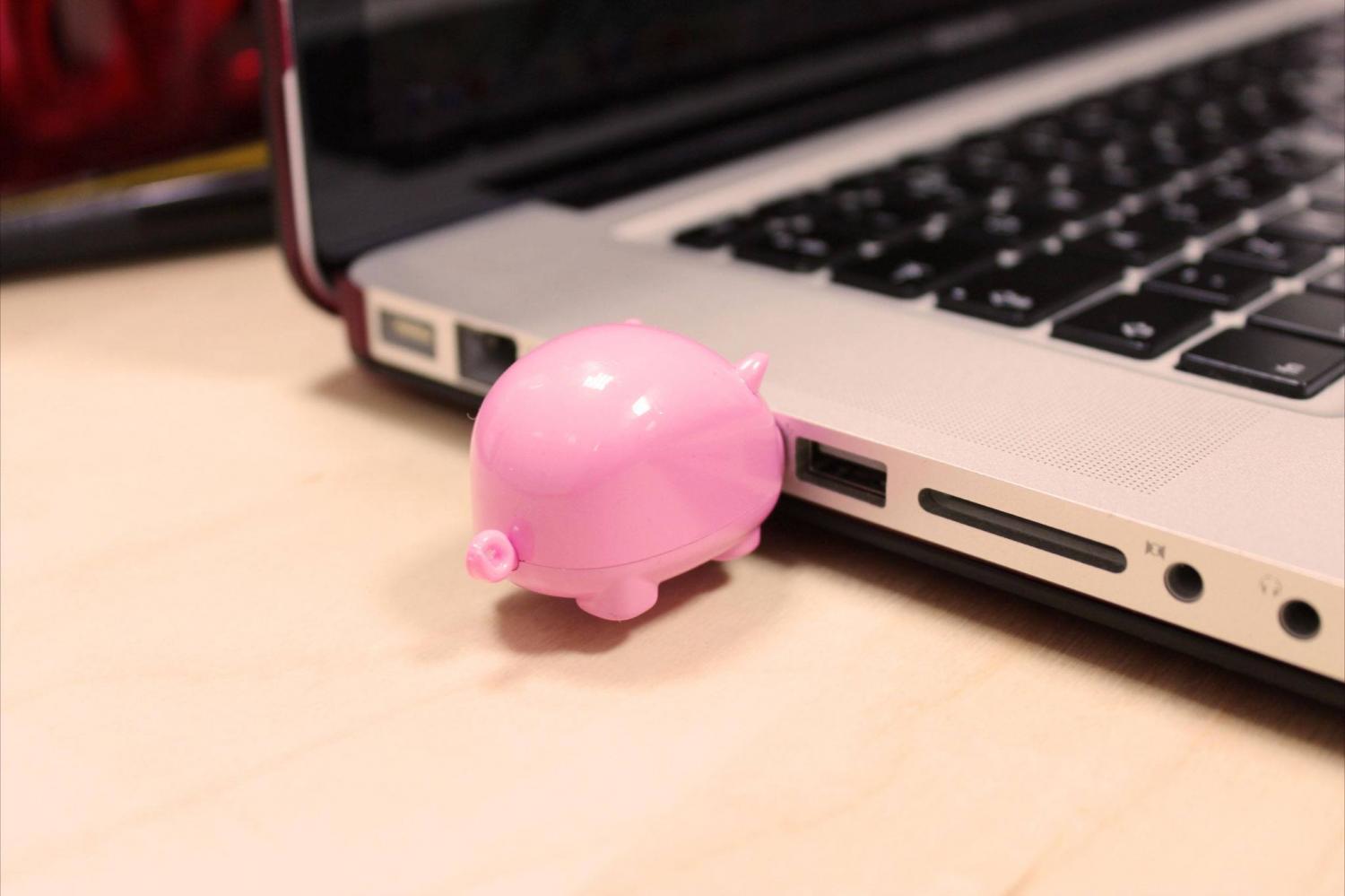 Mama Pig USB hub with feeding piglets usb flash drives