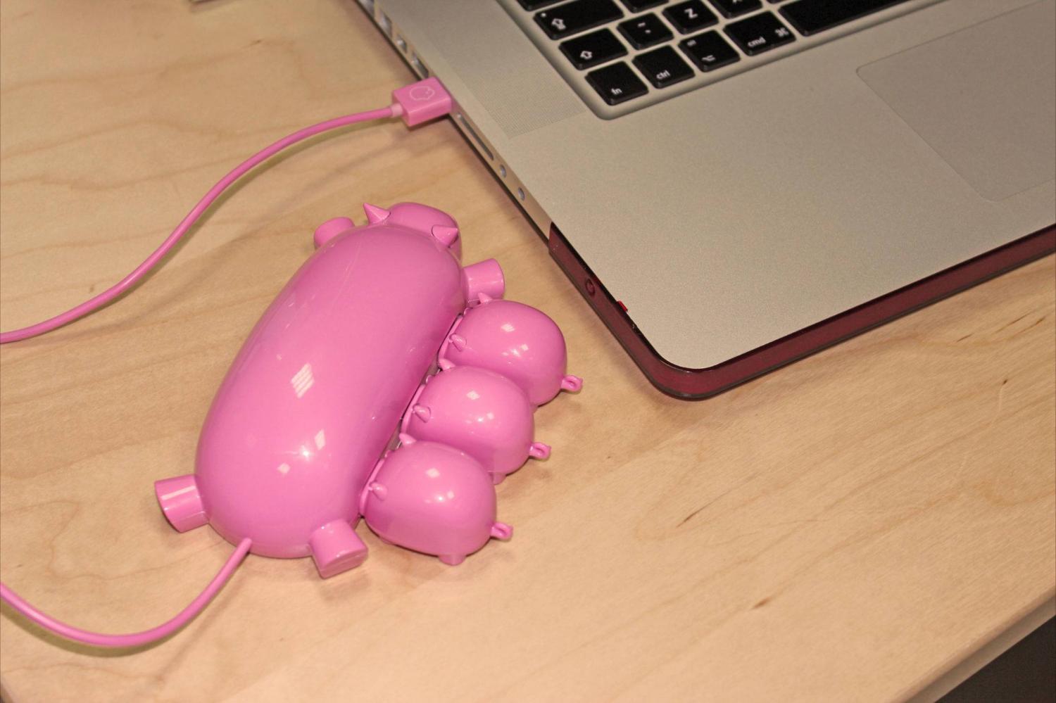 Mama Pig USB hub with feeding piglets usb flash drives