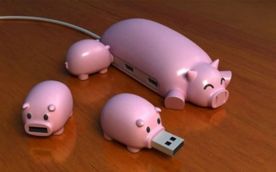 Mama Pig USB hub with feeding piglets usb flash drives