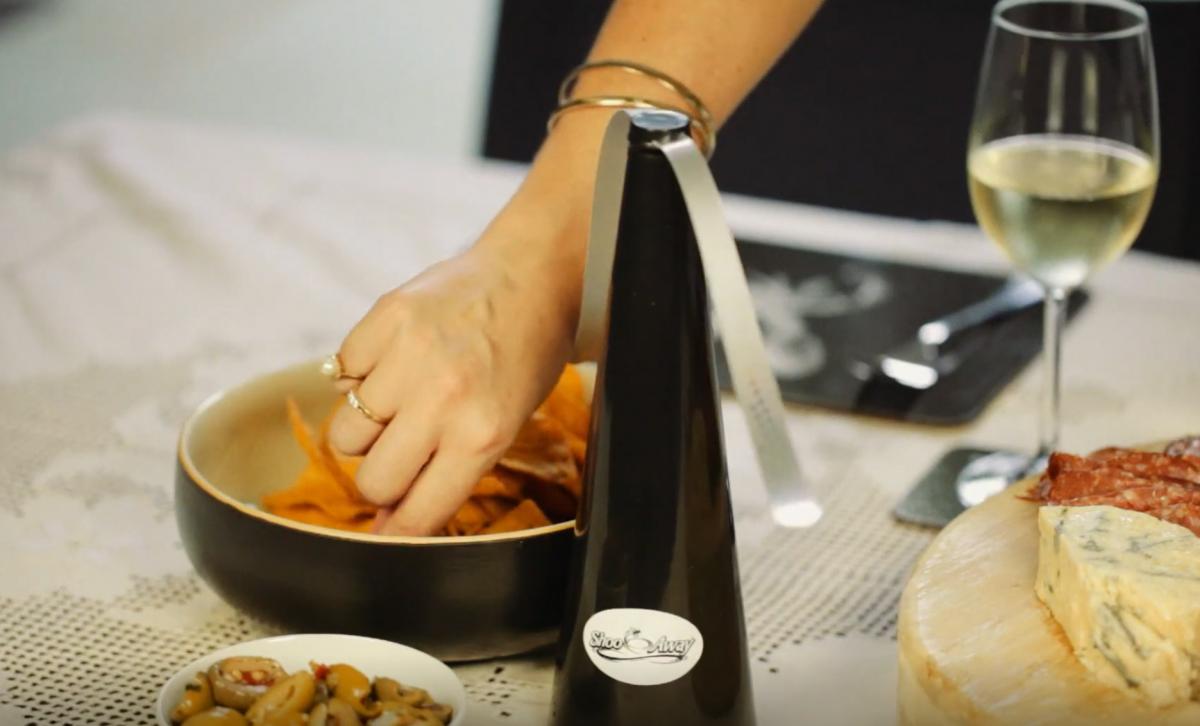 Genius Automatic Fly Repelling Fan Keeps Bugs Out Of Your Food While Eating Outdoors - Shooaway Automatic fly trap fan