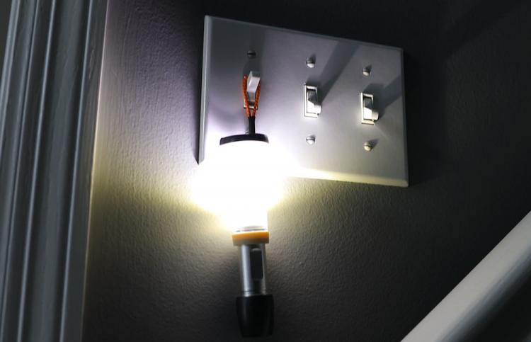 Mini Flashlight doubles as a lantern - 2-in-1 Flashlight pulls out to lantern