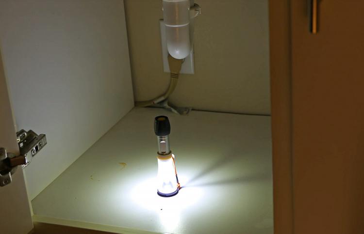 Mini Flashlight doubles as a lantern - 2-in-1 Flashlight pulls out to lantern