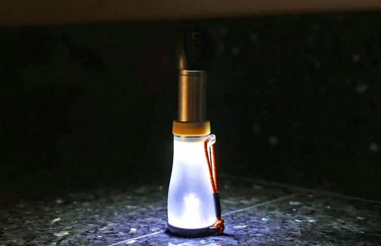 Mini Flashlight doubles as a lantern - 2-in-1 Flashlight pulls out to lantern