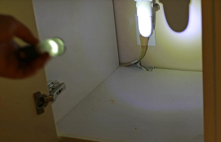 Mini Flashlight doubles as a lantern - 2-in-1 Flashlight pulls out to lantern