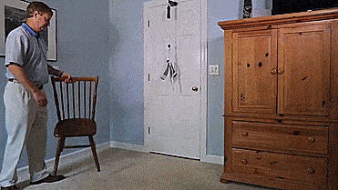 Over-The-Door Mechanism Lets You Stretch Your Neck For Pain Relief - Self neck stretching door gadget