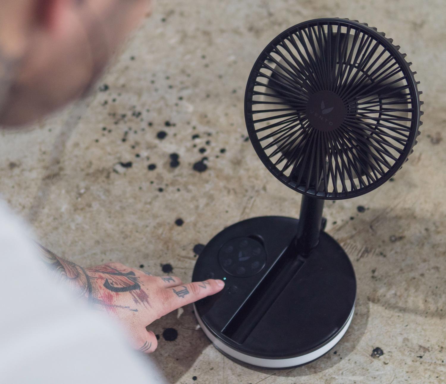 Vento portable folding fan - Battery powered collapsing standing fan