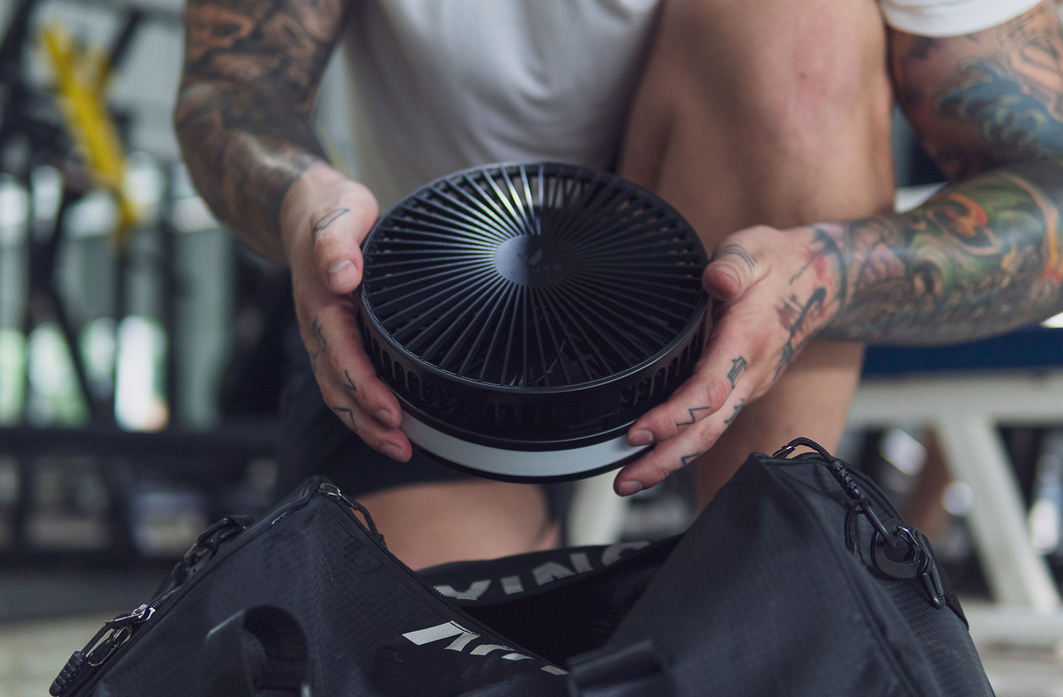 Vento portable folding fan - Battery powered collapsing standing fan