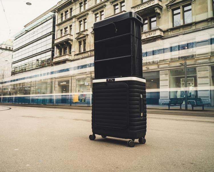 Pull-up Luggage Turns Into a Shelf In Seconds - Pull-up close luggage