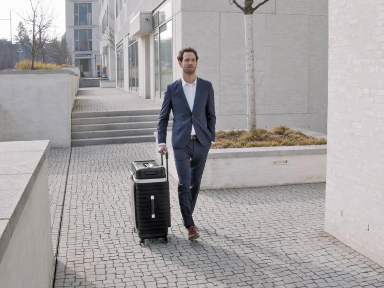 Pull-up Luggage Turns Into a Shelf In Seconds - Pull-up close luggage