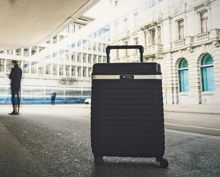 Pull-up Luggage Turns Into a Shelf In Seconds - Pull-up close luggage