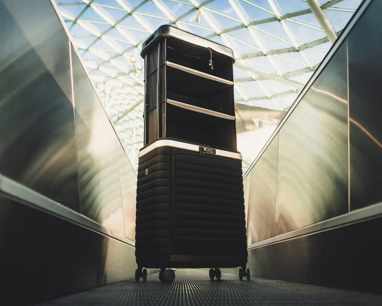 Pull-up Luggage Turns Into a Shelf In Seconds - Pull-up close luggage