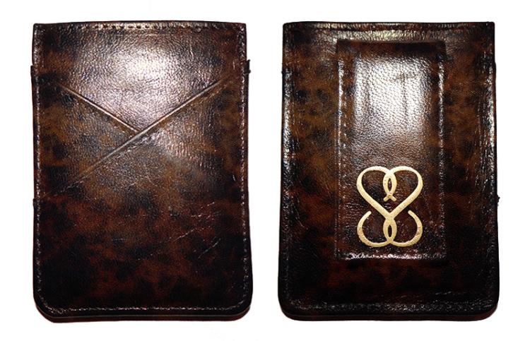 Smart Wallet Charges Phone