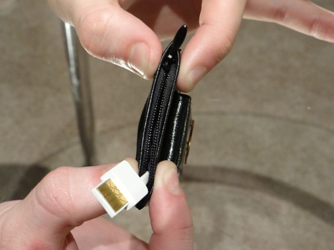 Smart Wallet Charges Phone