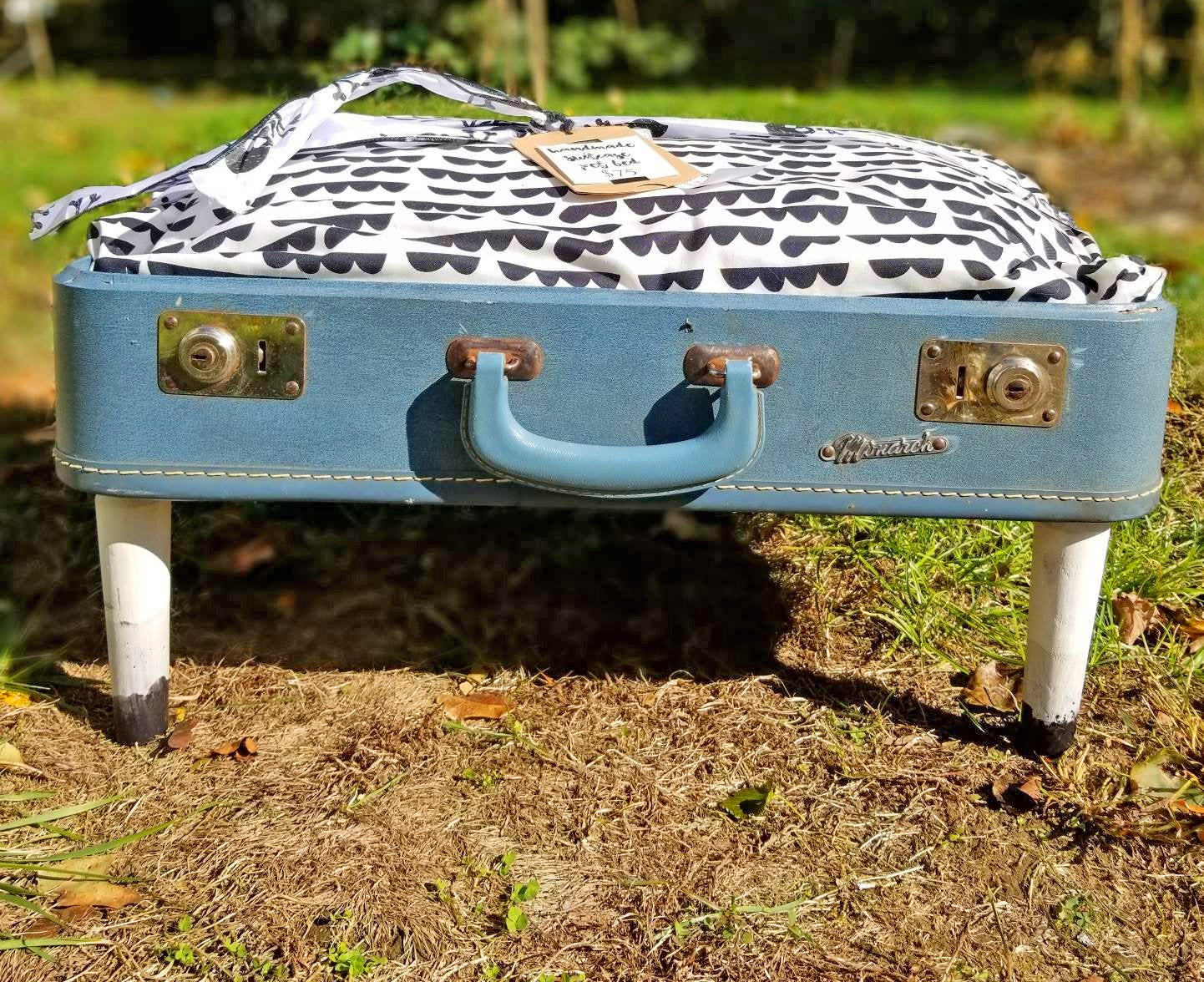 Vintage suitcase cat bed - DIY luggage cat bed