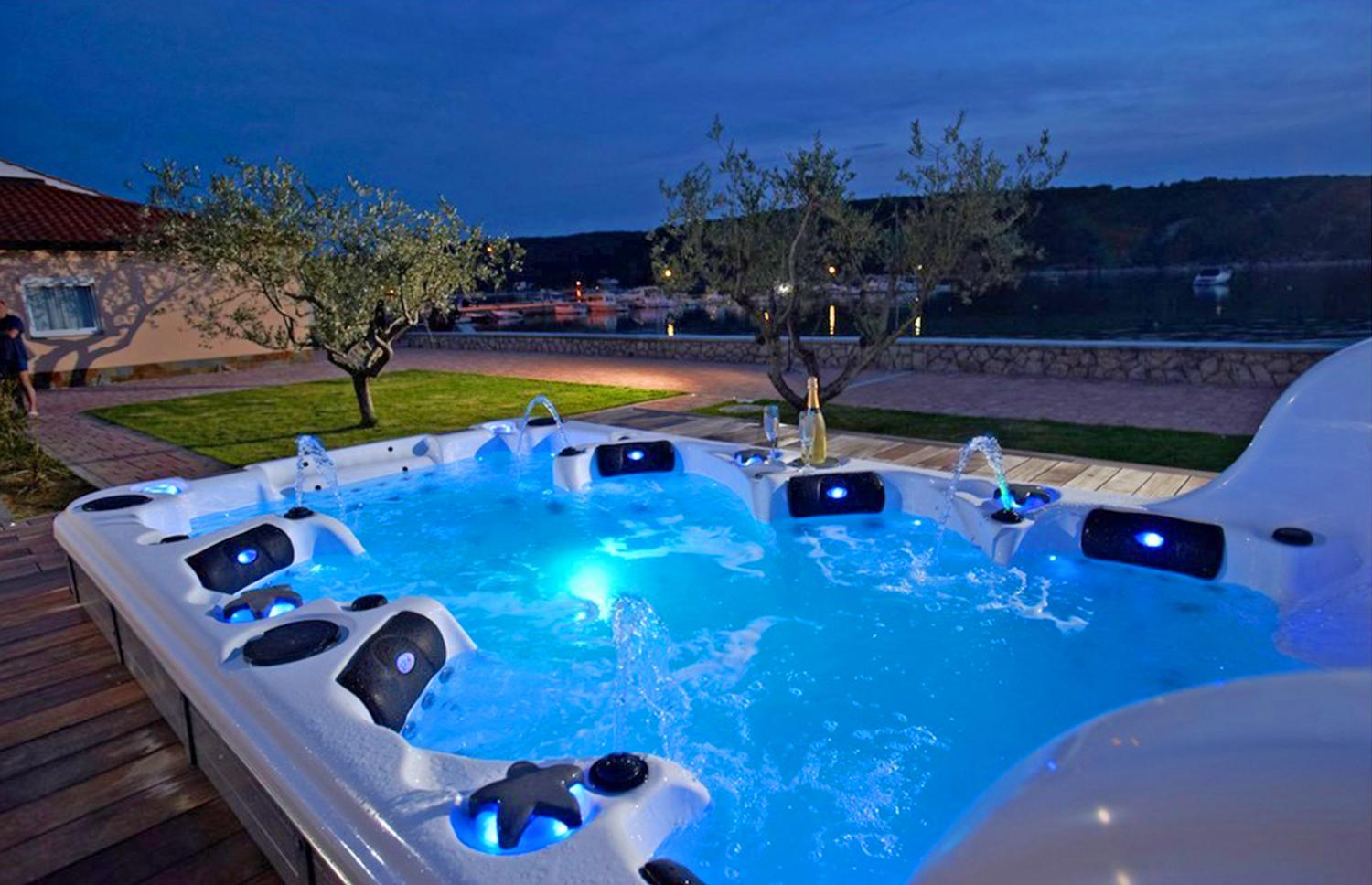 The Ultimate Hot Tub - Two level hot tub with built-in tv - Two tier spa part hot tub